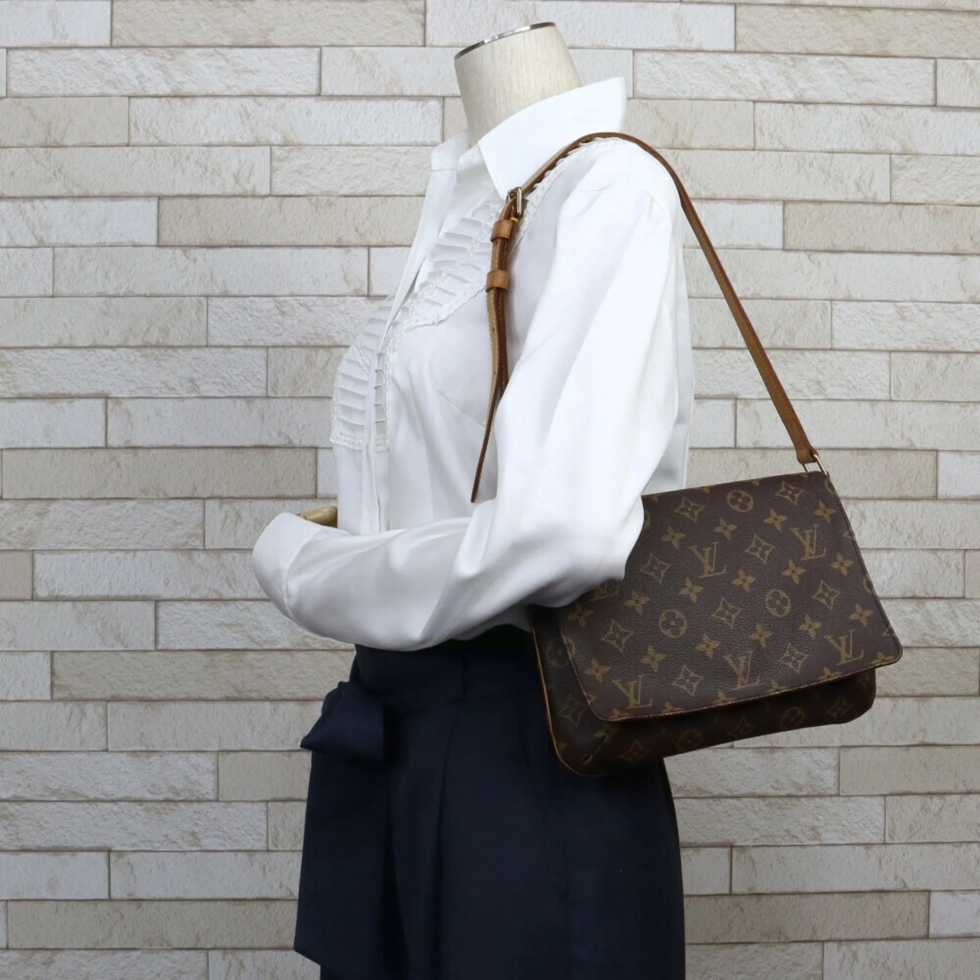 Monogram Shoulder Bag C7121